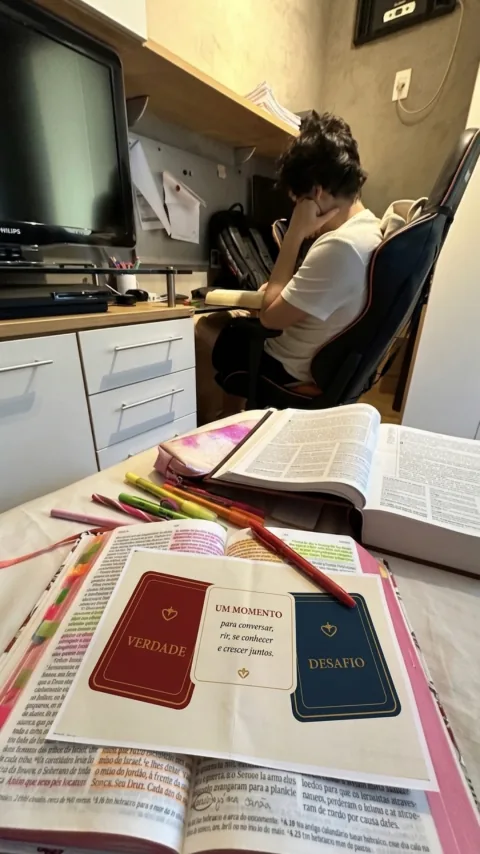 Casal usando as Cartas Verdade ou Desafio Cristão em casa